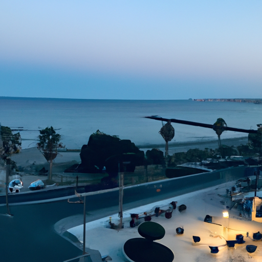 תמונה של נוף חוף ממלון בלרנקה בשעות הערב
