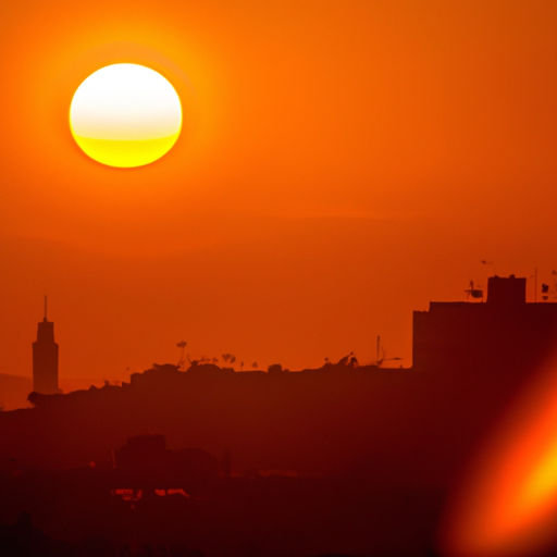 השמש שוקעת מעל העיר כפי שנראה מגג הענבל ירושלים